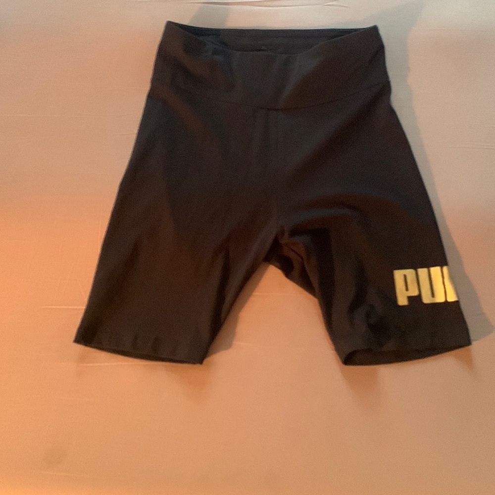 Selling puma shorts tights new never wore any question feel free to ask 😊